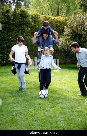 Mann und Kinder Fußball spielen Stockfoto