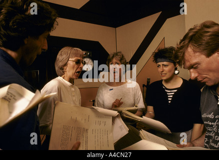Aufnahme ein Hörspiel für den BBC World Service im Bush House, London 1987 Stockfoto