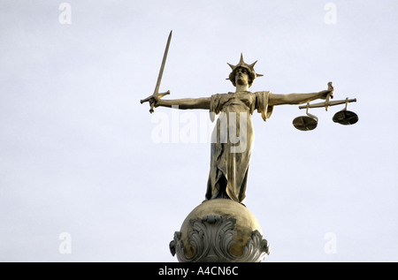 WAAGE DER GERECHTIGKEIT AUF DER OLD BAILEY, ZENTRALEN STRAFGERICHTSHOF LONDONS, LONDON, ENGLAND Stockfoto