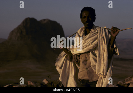 DAS KOMMEN EINER NEUEN HUNGERSNOT MESHAL VALLAGE, MAI 1991. GEBREMARIAM GOYTEM GEHT ZU SENAFE EIERN ZU VERKAUFEN, SO DASS ER SALZ ZU KAUFEN. Stockfoto