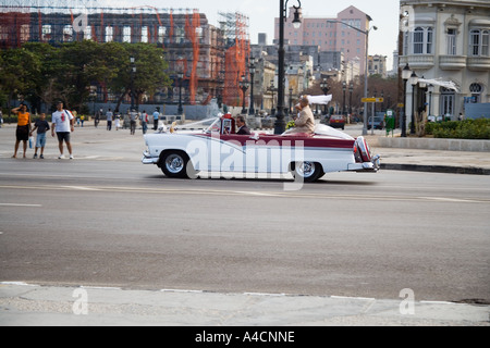 Amerikanische Oldtimer für Hochzeitsauto auf dem Malecon, Havanna, Kuba Stockfoto