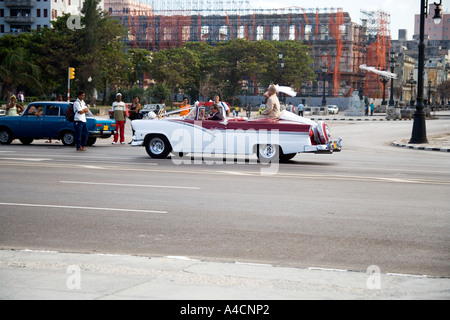 Amerikanische Oldtimer für Hochzeitsauto auf dem Malecon, Havanna, Kuba Stockfoto