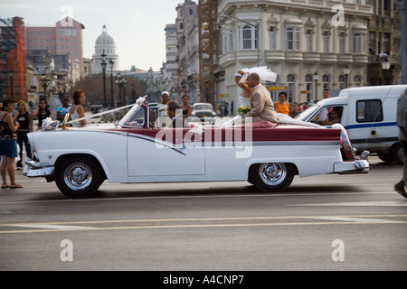 Amerikanische Oldtimer für Hochzeitsauto auf dem Malecon, Havanna, Kuba Stockfoto