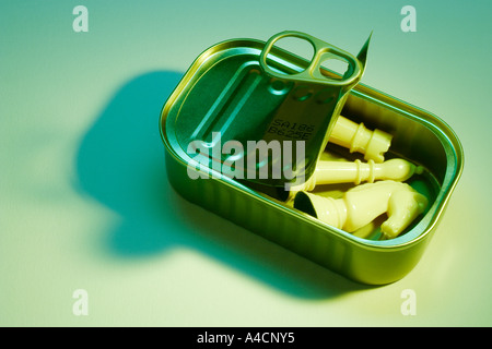 Schachfiguren in Blechdose Stockfoto