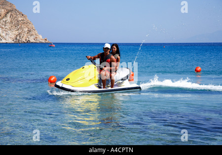 Junges Paar auf jetski Stockfoto