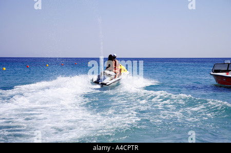 Junges Paar auf jetski Stockfoto