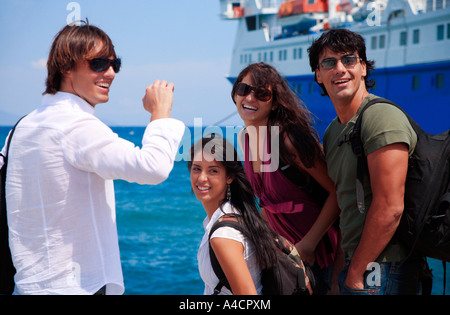 Gruppe von Freunden vor Fähre Stockfoto