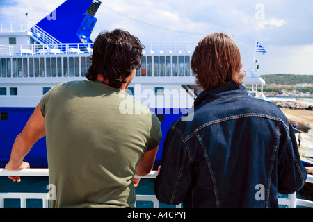 Zwei Männer auf Fähre am dock Stockfoto