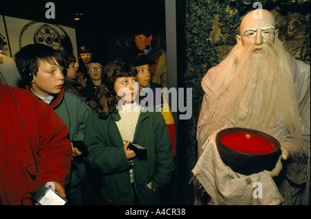 BLICK AUF DISPLAY DER DRUIDE RITUALE, KINDER MANN HIELT EINE BLUTUNG KOPF. KREIDEFELSEN ERFAHRUNG, DOVER, ENGLAND, MÄRZ 1994 Stockfoto