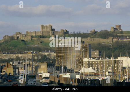 DOVER CASTLE, DOVER, ENGLAND, AUF EINEM HÜGEL ÜBER DER MODERNEN STADT VON DOVER IN ENGLAND "SÜD-OST-KÜSTE Stockfoto