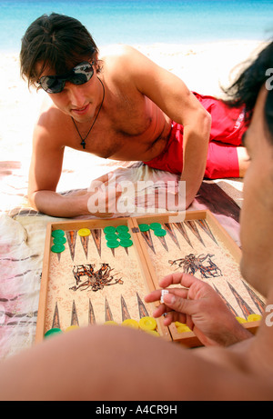 Zwei Männer am Strand spielen backgammon Stockfoto