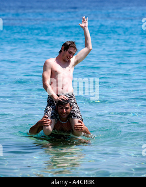 Zwei junge Männer im Wasser zu spielen Stockfoto