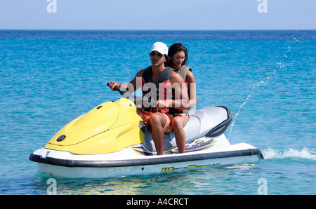 Junges Paar auf jetski Stockfoto