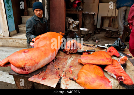 Metzger mit Schweinen in zentralen Backstreet Kathmandu, Nepal, 2005 Stockfoto