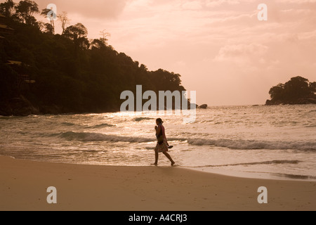 Malaysia Pulao Tioman Salang Dorf Strand Sonnenuntergang Frau zu Fuß Stockfoto