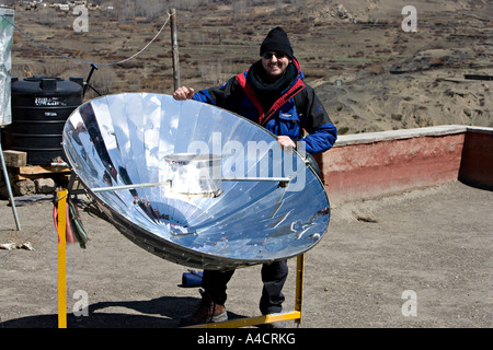 Tourist schaut über Solarheizung in die Berge des Himalaya, Nepal Stockfoto