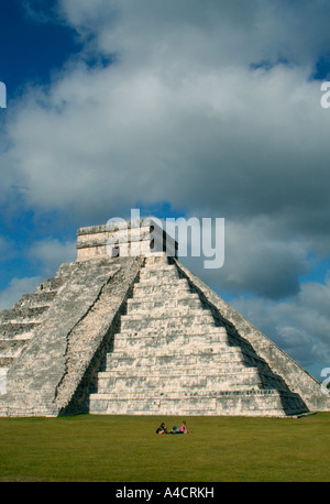 Tempel des Kukulcan, höchste Bauwerk von den Maya in Yucatán. Vier Treppen führen an die Spitze, eine für die Öffentlichkeit zugänglich. Stockfoto