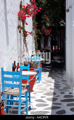 Cafe Tische und Stühle Stockfoto