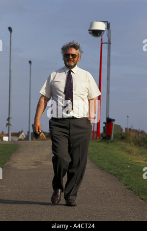 BARRIE LOFTUS, ÜBERWACHUNG GURU IN KING'S LYNN MIT CCTV-KAMERA HINTEN, 1994, Stockfoto