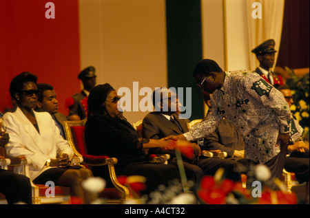 Boigny s Beerdigung Côte d ' Ivoire Houphouet Boigny s Verwandten sitzen in Trauer Februar 1994 Stockfoto