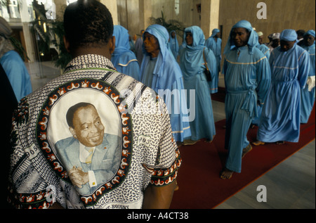 Boigny s Beerdigung Côte d ' Ivoire trauernden von Houphouet Boigny besuchen Präsidentenpalast um seinen Körper Abijdan feb 1994 anzeigen Stockfoto