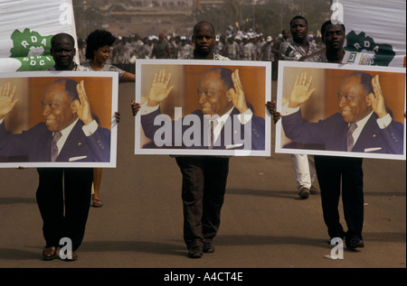 Boigny s Beerdigung Elfenbeinküste 3 Männer tragen große Plakate von Houphouet Boigny Basilika Yamoussoukro Februar 1994 Stockfoto