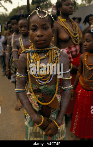 Boigny s Beerdigung Côte d ' Ivoire Houphouet Boigny Mädchen in Tracht Basilika Yamoussoukro Februar 1994 Stockfoto