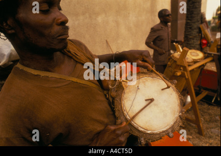 Boigny s Beerdigung Côte d ' Ivoire Trommler bei allgemeinen Feierlichkeiten Houphouet Boigny s Lebens Februar 1994 Stockfoto