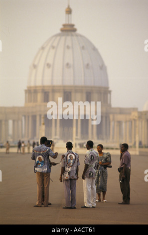 Boigny Beerdigung, Côte d ' Ivoire: Gruppe von Menschen, die Kleidung Boigny Gespräch mit Basilika im Hintergrund Yamoussoukro Februar 1994 Stockfoto