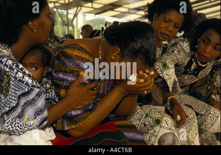 Boigny s Beerdigung Côte d ' Ivoire Frauen trauernden von Houphouet Boigny Präsidentenpalast Abijdan feb 1994 Stockfoto