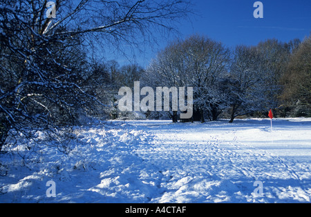 Verschneite Szene in Thames Ditton Surrey Stockfoto