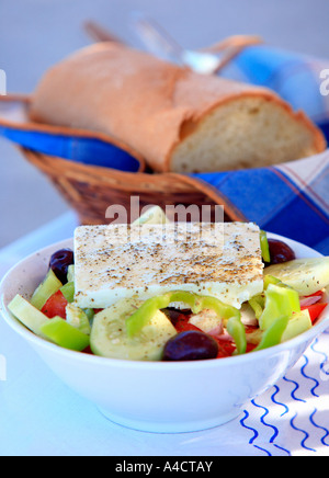 Griechischer Salat mit Brot Stockfoto