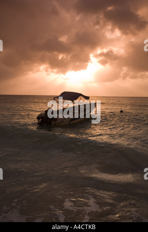 Malaysia Pulao Tioman Air Batang ABC Dorf Strand Boot bei Sonnenuntergang Stockfoto