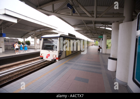 Malaysia Kuala Lumpur Transport Star Line LRT Zug Ankunft am Bahnhof Stockfoto