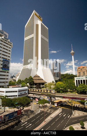 Malaysia Kuala Lumpur Jalan Tun Perak Maybank Building und KL Tower skyline Stockfoto