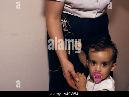 Das Baby eines Gefangenen spielt mit den Schlüsseln von einem Gefängniswärter. Stockfoto