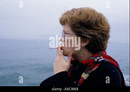 SMOKESTOP "LUNDY ISLAND 1994, GEORGINA EDWARDS & CHRISTINE GARBUTT (RECHTS), JOURNALIST & SMOKESTOPPER, NACHDEM LETZTEN ZIGARETTEN Stockfoto