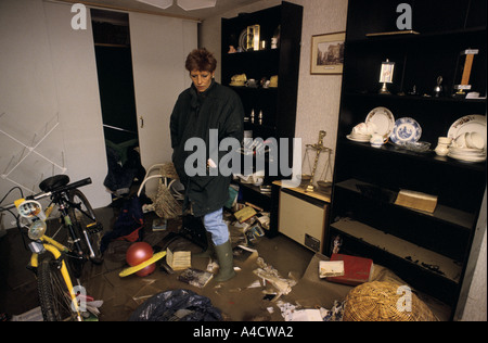 FRAU VERMESSUNG SCHÄDEN AN SCHLAFZIMMER IM HAUS NACH ÜBERSCHWEMMUNGEN IN TOWYN, WALES, Stockfoto