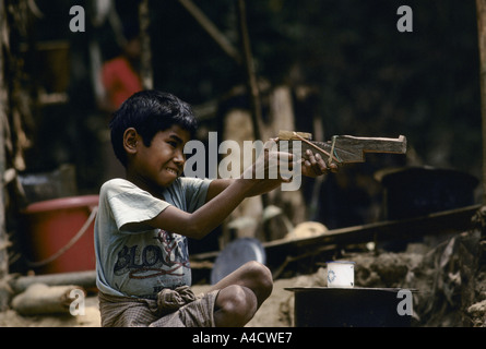 Grenze zu Thailand Burma, 1992: nach burmesischen Armee Tausende von Karen Mo Angriffe Flüchtlinge nach Thailand überquert haben. Stockfoto