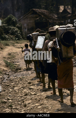 Grenze zu Thailand Burma, 1992: nach burmesischen Armee Tausende von Karen Mo Angriffe Flüchtlinge nach Thailand überquert haben. Stockfoto