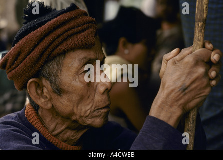 Grenze zu Thailand Burma, 1992: nach burmesischen Armee Tausende von Karen Mo Angriffe Flüchtlinge nach Thailand überquert haben. Eine alte Frau sitzt Stockfoto