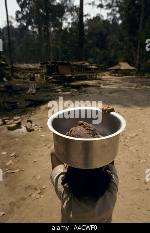 Grenze zu Thailand Burma, 1992: nach burmesischen Armee Tausende von Karen Mo Angriffe Flüchtlinge nach Thailand überquert haben. Ein Mädchen mit einem Topf. Stockfoto