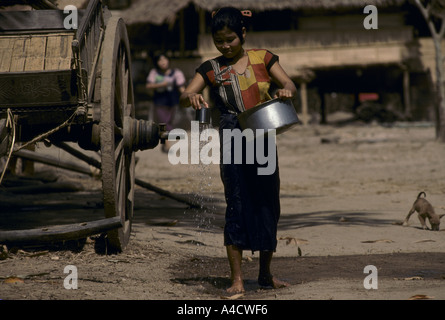 Grenze zu Thailand Burma, 1992: nach burmesischen Armee Tausende von Karen Mo Angriffe Flüchtlinge nach Thailand überschritten haben Stockfoto