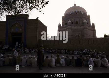 Frauen im Heiligtum von Shah Rukn-i-Alam dominiert die Stadt Multan, Pakistan. Stockfoto