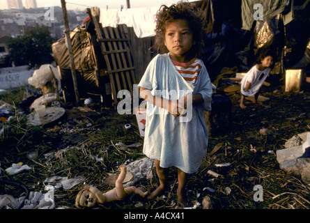 Sao Paolo, Brasilien: Kleine Mädchen stehen vor ihrer Unterkunft.  Die Familien in diesem Land-Invasion wurden kurz danach vertrieben. Stockfoto