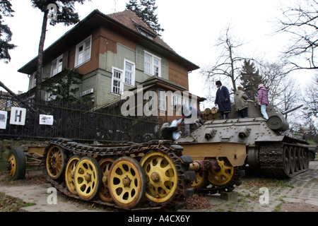 POLEN, SOPOT, 26.12.2006. Kinder spielen in der Nähe von Panzer T34 und russischen Geländewagen UAZ vor der Villa Bekin Stockfoto