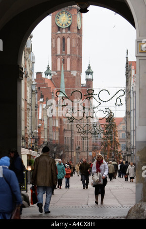 Fußgänger Fuß durch den Torbogen in der Altstadt in Danzig, Polen Stockfoto