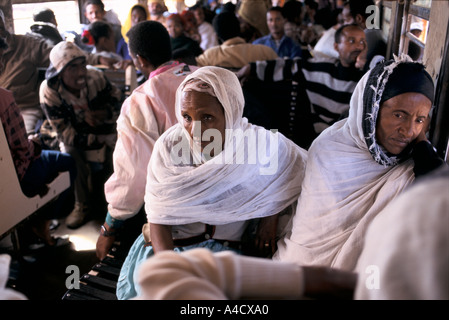 Passagiere auf den überfüllten Zug von Djibouti nach Addis Abeba Stockfoto