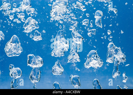 Viele Luftblasen unter Wasser an die Wasseroberfläche steigen Stockfoto