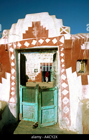 Indien Rajasthan Wüste Thar Khuri Dorf dekoriert Tor zum ältesten Haus im Dorf Stockfoto